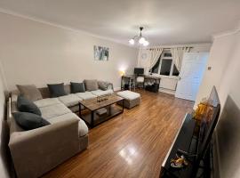 Entire 3 bedroom end of terrace house!, hotel in Thamesmead