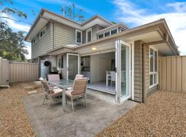Annvilla - Two bedroom townhouse in Huskisson, hotel in Huskisson