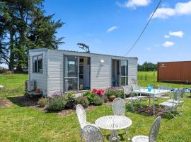 MGM Studio Cabin - Himitangi Holiday Studio, hotel with parking in Foxton