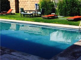 Depa equipado y piscina calientita en Juriquilla, Hotel mit Pools in Jurica
