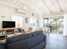 Seahaven - Pet Friendly with Ocean Views- 2 Mins to Beach: Currarong şehrinde bir villa