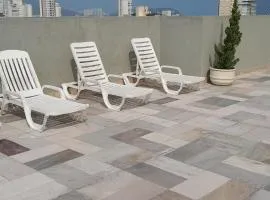BIWA Condomínio cm Piscina, 1garagem, WI-FI 300 Mega, Central de vigilância remota , Centro do Guarujá próximo à Praia e Comércio, horários check-in e check-out flexíveis