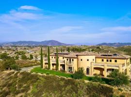 Palazzo Del Sol By AvantStay Breathtaking Home w Mountain Views Hot Tub, holiday rental in Temecula
