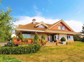 Chalet en Revilla de Camargo, hotel in Revilla de Camargo