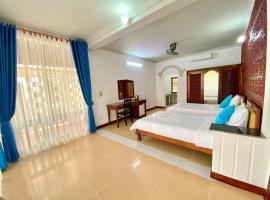 Behind shopping Guest House, hotel with parking in Phumi Ta Phul