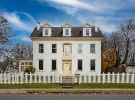 Hudson Estate Historic Upstate Home Private Apartment, holiday home in Saugerties