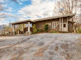 Chestnut by AvantStay Mountain Cabin w Treetop Views Hot Tub Game Room: Gatlinburg şehrinde bir otoparklı otel