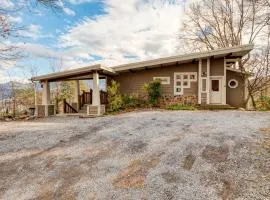 Chestnut by AvantStay Mountain Cabin w Treetop Views Hot Tub Game Room