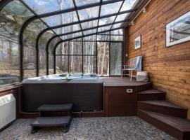 Condor by AvantStay Gorgeous Mountain Home w Hot Tub Sauna，韋爾的有停車位的飯店
