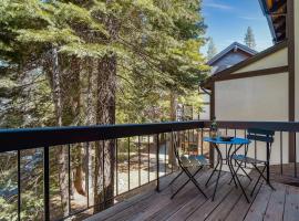 Marillac by AvantStay Gorgeous Ski Cabin w Balcony Patio, maison de vacances à Olympic Valley