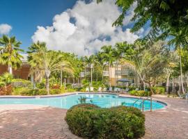 Coral Palm by AvantStay Key West Walkable Gated Community Shared Pool Month Long Stays Only, holiday rental in Stock Island