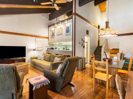 Big Dipper by AvantStay Cozy Tahoe City Condo Close To Everything, hotel met parkeren in Dollar Point
