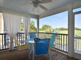 Coral Breeze by AvantStay Close to Beach w Balcony Shared Pool Month Long Stays Only, villa in Stock Island