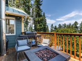 Seaside Getaway by AvantStay Deck w Views, villa en Langley