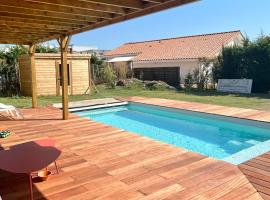 Maison avec piscine et jardin privatifs - un séjour au calme，位于比斯卡罗斯的酒店