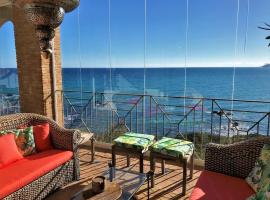 luxury Beachfront Penthouse 8 Pax LA PERLA BAHIA: Casares'te bir otel