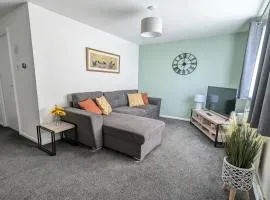 Gayton Apt, 2 BR, Sleeps 4, FREE parking, Kitchen, Close Motorways