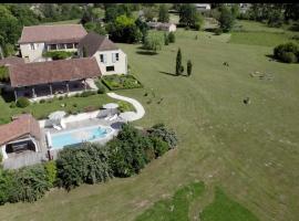 Le Clos Des Buis Gîte de Charme Cocoonoïte, hotel di Cazals