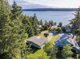 Wolf Beach Cottage by AvantStay Harbor Views, hotel with parking in Langley