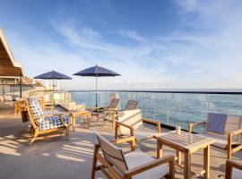 Matador by AvantStay Ocean Front Malibu Pad w Rooftop Patio，Topanga的小屋