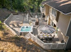 Hidden Oaks Farmhouse by AvantStay Hot Tub Deck, hotel v destinaci Atascadero