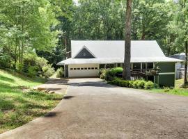 Modern Luxe Family & Groups Friendly Bungalow with Patio & Workspace, hotel em Marietta