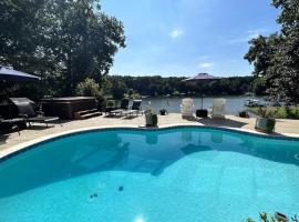 Lake Living by AvantStay Sleeps 22 Dock Pool, villa in Lake Norman of Catawba