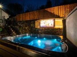 Stunning cottage Grade 2 listed with parking and Hot Tub, hotell i Bowness-on-Windermere