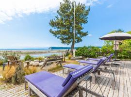 Sunlight Beach Getaway Panoramic Views Firepit, hotel with parking in Clinton
