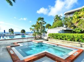 Papaya Place by AvantStay Great Location w Balcony Outdoor Dining Shared Pool Hot Tub: Key West'te bir kulübe