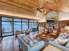 Landover Lodge by AvantStay Waterfront Dock, villa in Lake Norman of Catawba