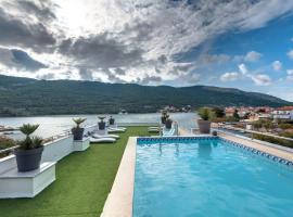 Apartments Holidays Roko, хотел на плажа в Гребащица