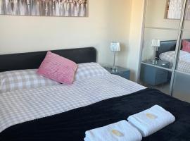 beautiful 2 bedrooms flat for family، فندق مع موقف سيارات في بورتسماوث