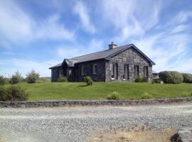 Viesnīca Detached cottage overlooking lake in Connemara pilsētā Belikonnīlija