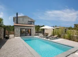 Villa Iron Lady