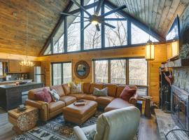 Deep Gap Cabin with 2 Decks and Community Amenities!, nhà nghỉ dưỡng ở Powderhorn Mountain