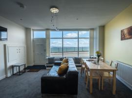 Central Tenby North Beach Apartment with Parking, апартаменти у місті Пембрукшір