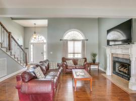 Large Clarksville Family Home about 4 Mi to Speedway!, nhà nghỉ dưỡng ở Oak Grove