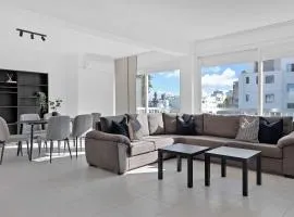 Phaedrus Living: Romanou Modern City Center Flat