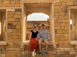 Explore Overnight Desert Safari Jaisalmer، فندق في جيلسامر