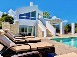 Luxury Beach Villa DaNune with private pool, luxury hotel in Astrakeri
