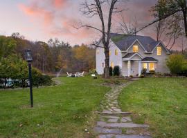 Cortland by AvantStay Charming Heritage Estate w Private Lake Pool, holiday home in Saugerties