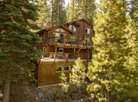 Redwood by AvantStay Secluded Cabin w Views & Spa 5mins to NorthStar, hotel with parking in Ponderosa Fairway Estates