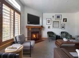 Douglas by AvantStay Charming Townhouse Mins From Deer Valley Resort, cottage in Park City