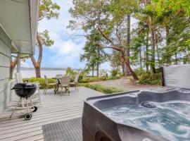 Cove Cottage by AvantStay Waterfront Views Spa、コープビルの駐車場付きホテル
