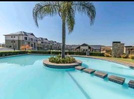 URlyfstyle Cottage Near Mall of Africa, hotel i Midrand