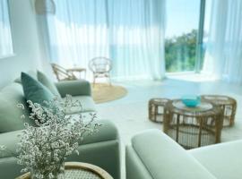 Amchit Bay Beach Residences 3BR w Indoor Jacuzzi, chalet di Jbeil