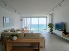 Amchit Bay Beach Residences 3BR Rooftop w Jacuzzi, cabaña o casa de campo en Biblos