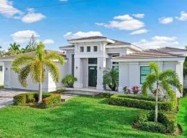 Pet-friendly home near shops with pool and spa