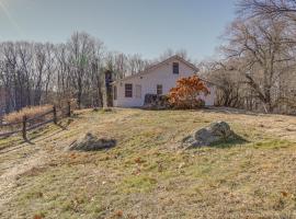 Cozy Berkshires Cottage with 11 Private Acres!, vila mieste Li